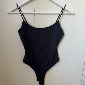 Body - Body från Zara i en mörkblå/grå färg, använd fåtal gånger så i bra skick! Super skönt material och dubbeltyg vid brösten.