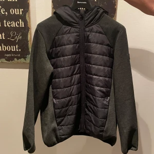 Cardigan  - Perfekta plagget nu till hösten. Storlek L. Tveka inte att höra av dig vid frågor eller funderingar. Pris kan diskuteras vid snabb och smidig affär🤝✅