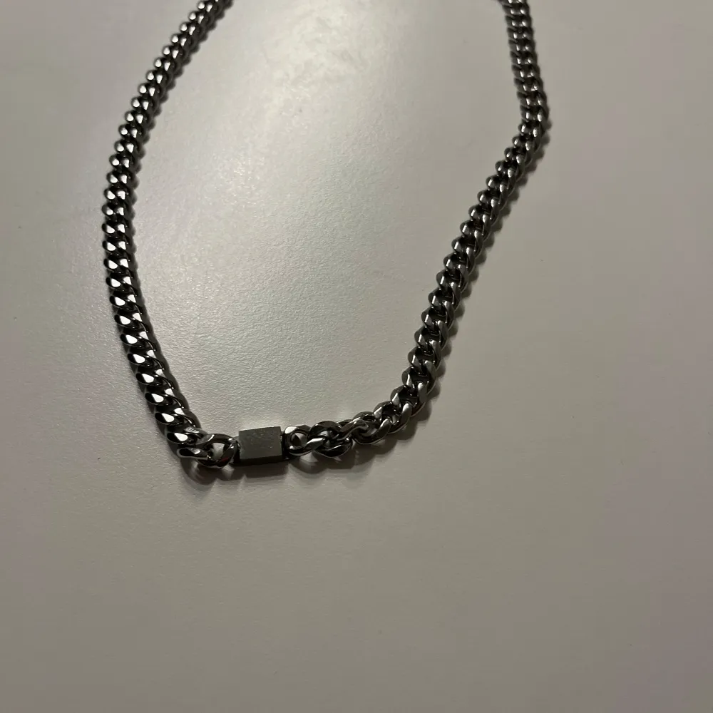 Stål halsband med en detalj. Säljer detta stål halsband i riktigt bra skick. Hör gärna av dig om du har fler frågor. . Accessoarer.