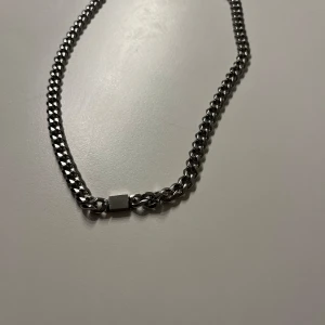 Stål halsband  - Stål halsband med en detalj. Säljer detta stål halsband i riktigt bra skick. Hör gärna av dig om du har fler frågor. 