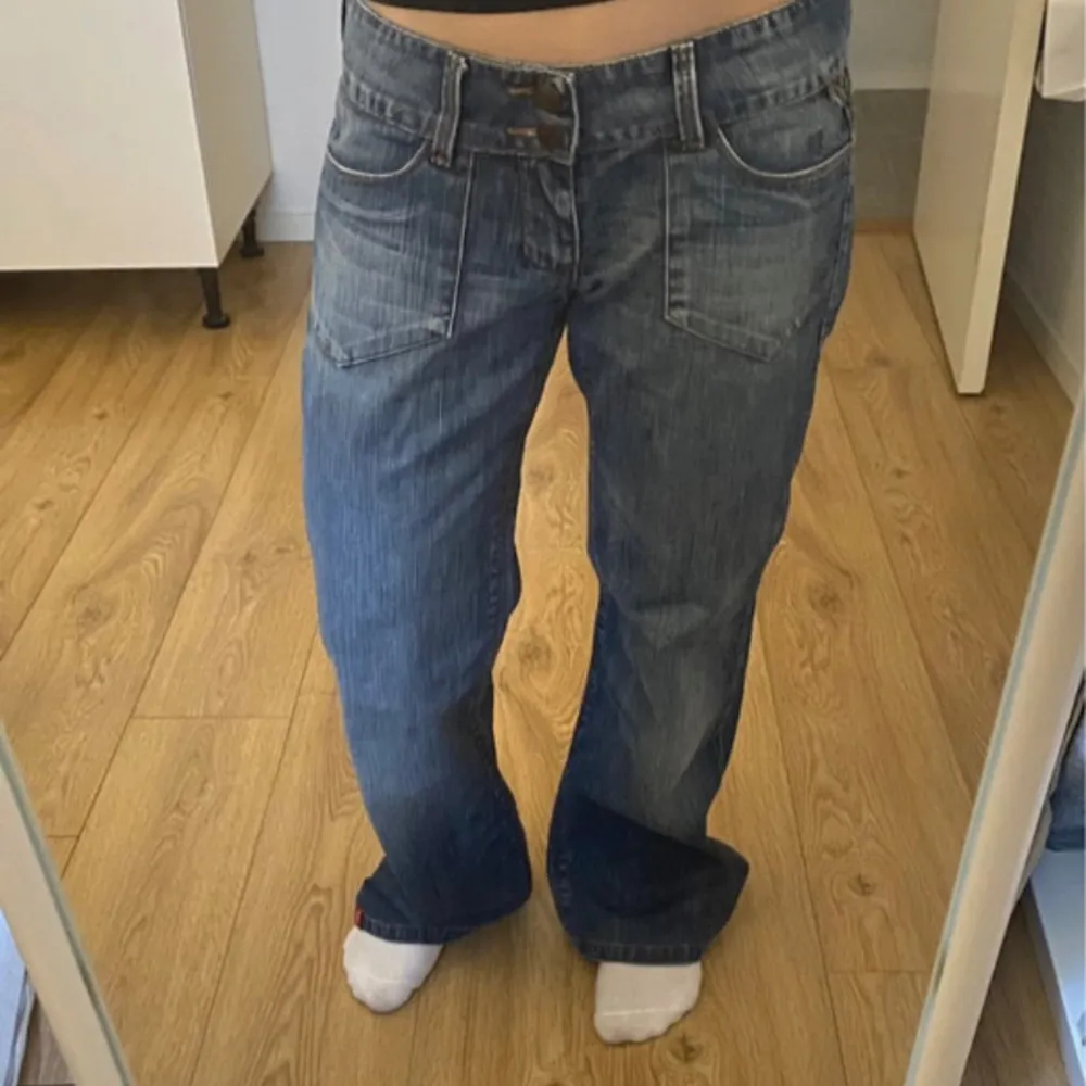 Lågmidjade jeans med inga synliga tecken på användning samt i väldigt bra skick.  De är från Esprit och är i storlek 30/32.  Längd från gren: 74 cm Midjemått: 43 cm Gylf: 18 cm. Jeans & Byxor.