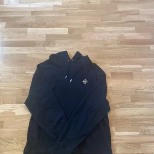 J.lindeberg hoodie - Säljer en j.lindeberg hoodie. Skick 8/10. Den är storlek L och denna modell tillverkas inte längre. Skriv vid frågor