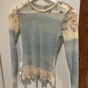 Zara topp - Fin genomskinlig topp från zara som är använd en gång. Skriv för fler bilder eller frågor💗