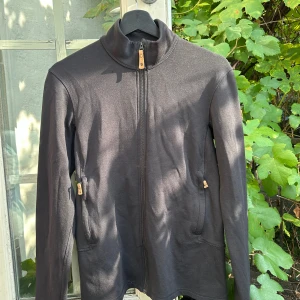 Fjällräven svart fleecejacka  - Svart Fjällräven keb wool sweater.  Sparsamt använd och i bra skick. Lite nopprig på vänster sida. Figursydd.