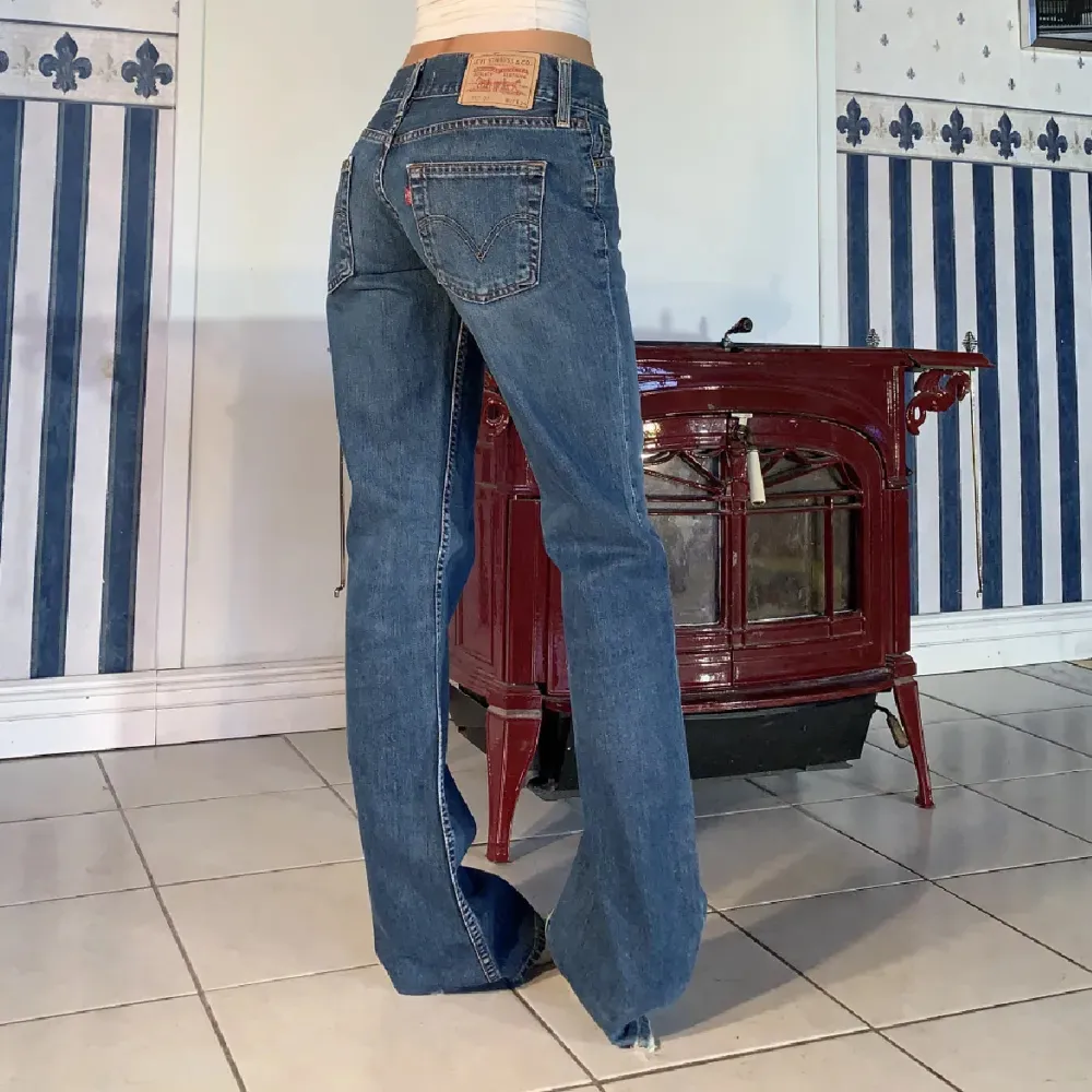 Säljer ett par klassiska blå raka/bootcut jeans från Levis. Köpta på Plick men säljer då de är för små. Midjemått 39, Innerbenslängd 85. Jeans & Byxor.