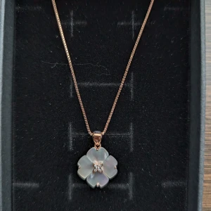 Halsband med sten (GD760) - Oanvänt halsband i silver S925 med roseguld plätering.