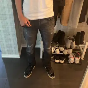 Säljer dessa feta Jack and Jones jeans med unika slitningar och som inte har använts så mycket. Dessa är i storlek W29 L32 tveka inte att kontakta mig om ni har frågor!