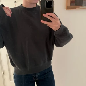 Mörkgrön sweatshirt från Björn Borg - Säljer en mörkgrön sweatshirt från Björn Borg i bra skick. Den är perfekt för höst och vinter med sin mysiga och bekväma passform. Tröjan har långa ärmar och en klassisk rund halsringning. Knappt använd 