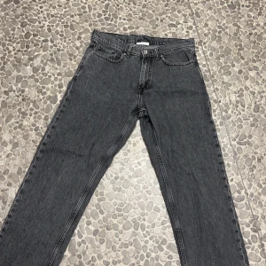 Vailent Jeans xs - Säljer ett par snygga svarta jeans från Vailent i storlek XS. De har en klassisk straight fit och är perfekta för både vardag och fest. Jeansen har en dragkedja och knappar framtill samt fem fickor. De är i mycket bra skick och redo för en ny ägare!
