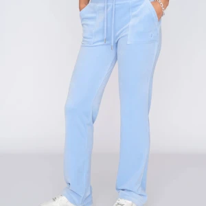 Ljusblå Juicy Byxor - Ljusblå juicy-byxor som jag säljer då de är för stora för mig. Lite knottriga i resoren men inget mer än det som syns på bilden 🩵