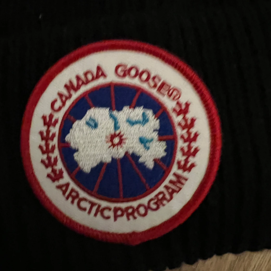 Svart ribbad mössa från Canada Goose - 91