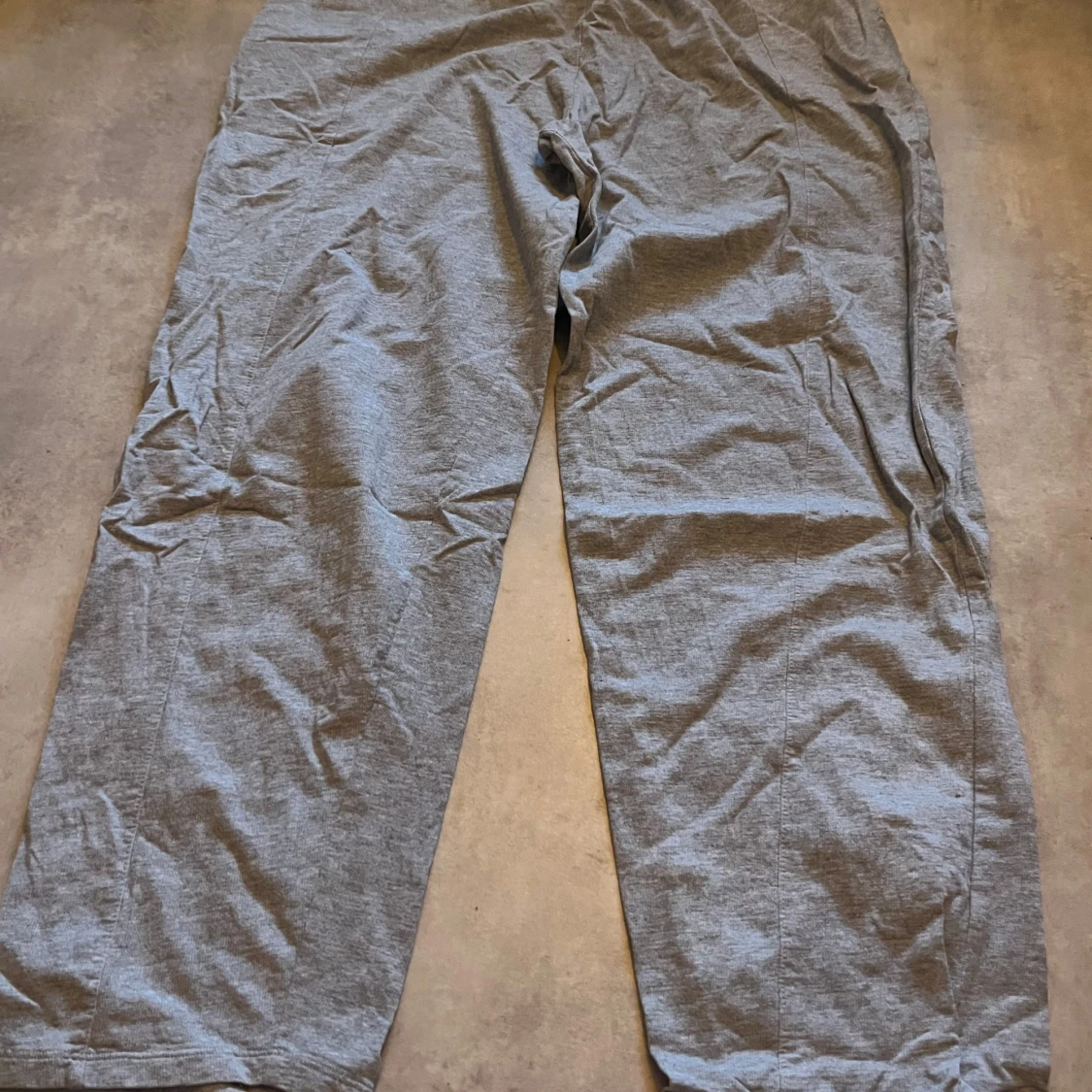 Grå mjukisbyxor från ASOS Design