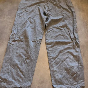 Grå mjukisbyxor från ASOS Design - Säljer ett par grå mjukisbyxor från ASOS Design i storlek L. Materialet är mjukt och skönt. Knappt använda