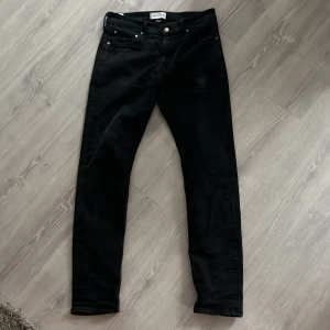 jeans från Calvin Klein - Säljer ett par snygga jeans från calvin Klein i modellen CKJ 058 Slim Taper. Nypris 1 299! 