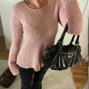 Rosa stickad tröja - Säljer en superfin rosa stickad tröja i mycket bra skick. Den har en skön passform med långa ärmar och en lätt utsvängd nederdel som ger en snygg siluett. Perfekt för både höst och vår! 💖