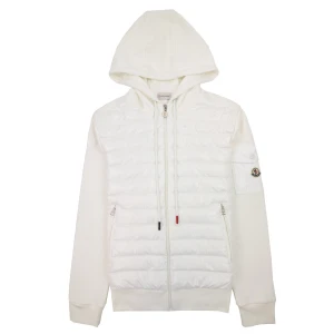 Moncler cardigan  - Säljer en snygg vit hoodie från Moncler i mycket bra skick. Den har en quiltad framsida med dragkedja och en mysig huva. Perfekt för höst och vår, med långa ärmar och en stilren design. Passar både till vardags och lite finare tillfällen.