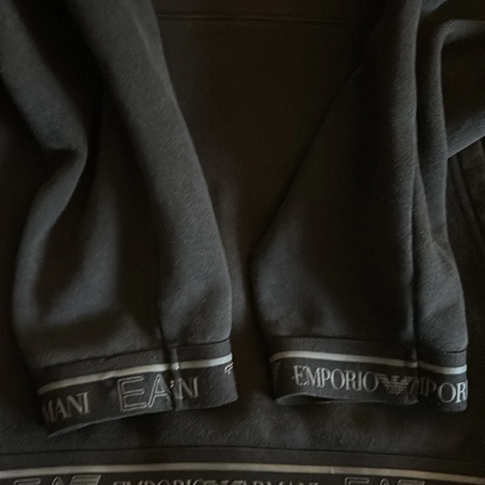 Säljer min svarta ea7 hoodie pågrund av för liten den är storlek Xs men passar på S pris kan diskutera . Hoodies.