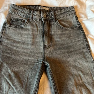 Grå jeans från Ginatricot  - Säljer ett par snygga grå jeans från Gina i storlek 32. Är i väldigt bra skick och har bara använt ett para gånger 