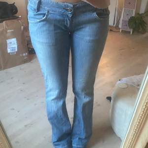 Säljer blåa lågmidjade jeans från Lee i bra skick. Säljer då de är något förstora för mig som är 163 cm lång och vanligtvis har storlek 27. Byxorna är i storlek 29 med passar absolut någon med storlek 27/28. Skriv gärna för fler bilder eller annat. Köparen står för frakten💗