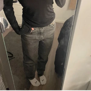 Grå jeans i bra skick - Säljer ett par snygga grå jeansfrån zara knapt använt, i bra skick. De har en straight passform och är midwaist🤍