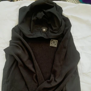 Svart hoodie från Moncler - KVITTO FINNS♥️Säljer en svart hoodie från Moncler i bra skick. Den har en klassisk design med huva och långa ärmar. Perfekt för höst och vår, och passar till både vardag och avslappnade tillfällen. Nypris 2800kr 