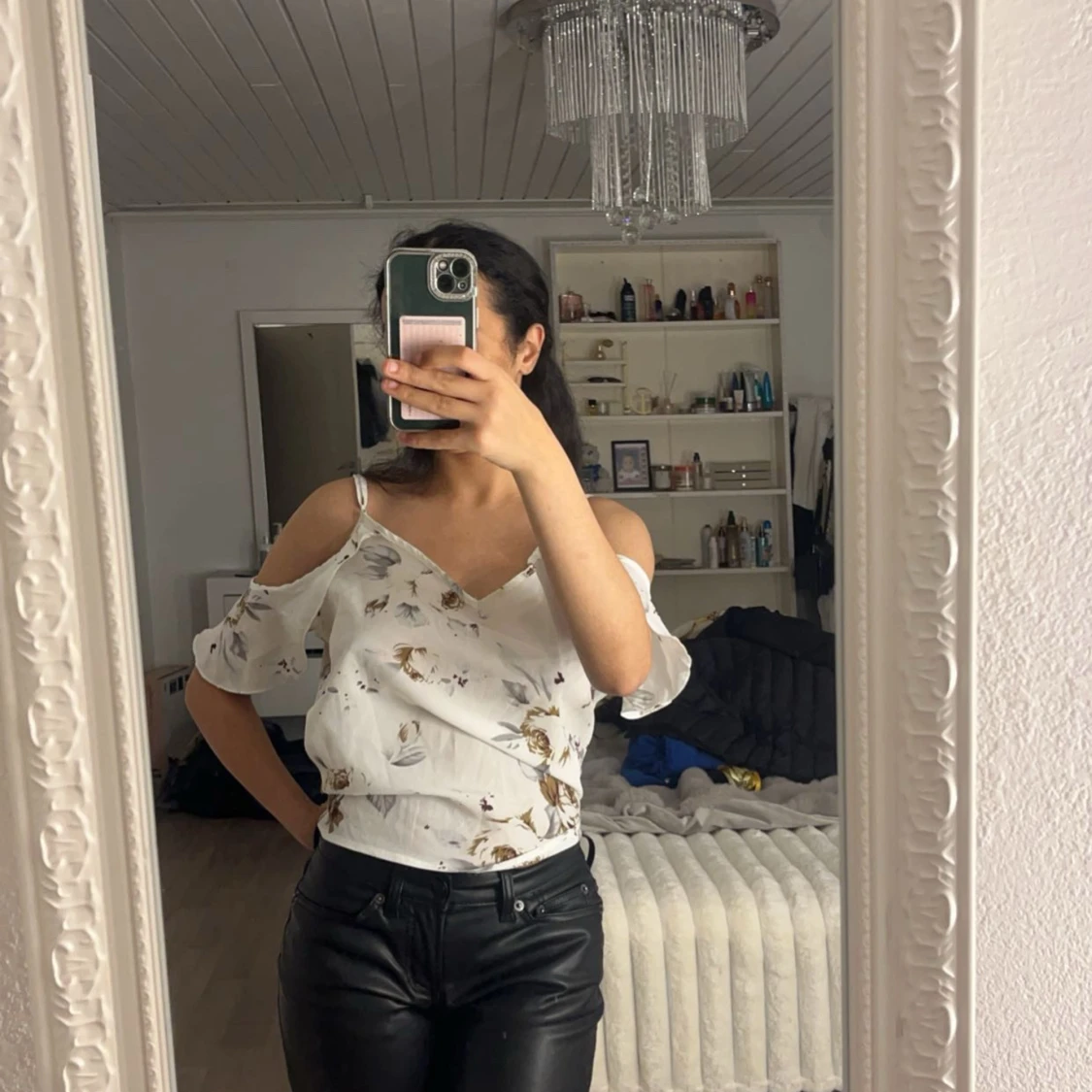 Vit blommig offshoulder topp - 90