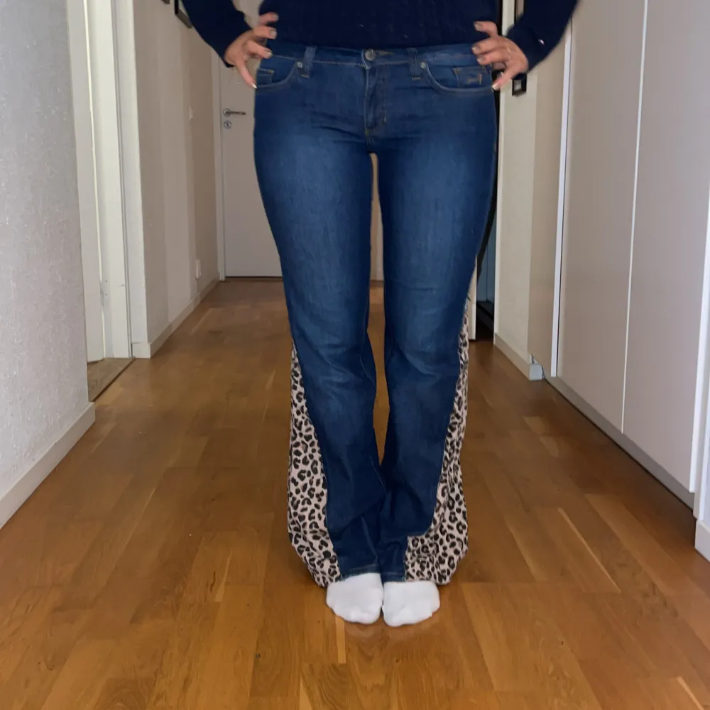 Coola och unika jeans med leopardmönster. Modellen är 167 cm, midjemått 42 cm, innerbenslängd 80 cm. Jeans & Byxor.