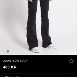 Svarta bootcut jeans - Säljer ett par svarta bootcut jeans i bra skick men har en slitning längt ner på jeans . De är lågmidjade och är från lager 157 i storlek s 