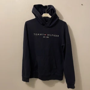 Tommy Hilfiger Hoodie - Säljer en snygg och bekväm mörkblå hoodie från Tommy Hilfiger.