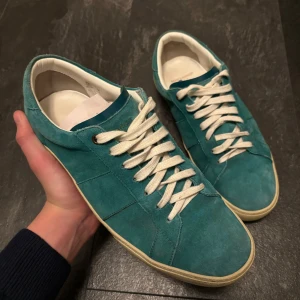 Saint Laurent skor - Säljer dessa unika Saint Laurent SL/06 low trainers i mocka. Skorna är i bra skick men finns tecken på användning. Original pris runt 6000kr.                Allt OG ingår!! Kom pm för fler bilder och frågor!🙌🙌