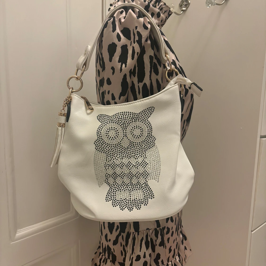 Vit handväska med ett uggletryck 