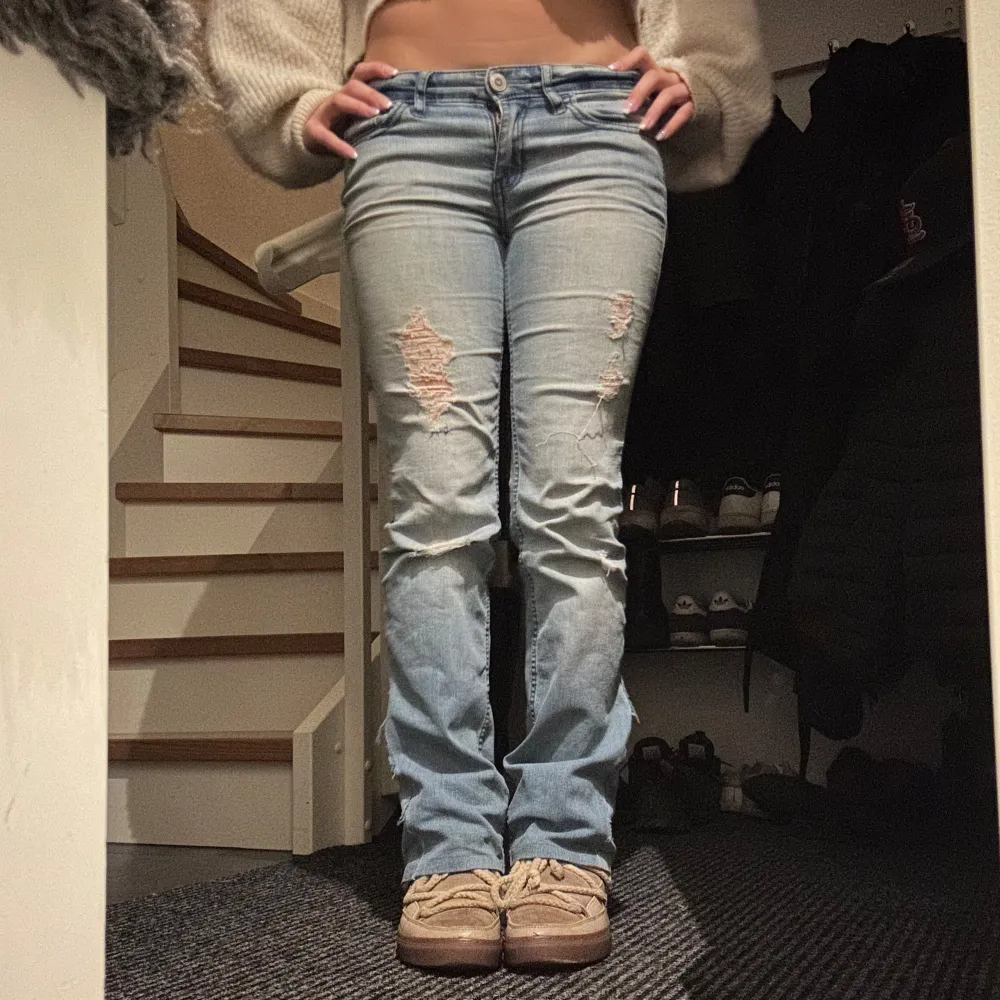 Super snygga low waist jeans från Hollister som tyvärr inte kommer till användning💗Storlek W25 L30, står L32 i jeansen men har gjort de kortare så dom skulle passa mig som är 165💗. Jeans & Byxor.