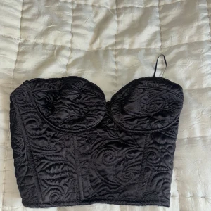 Svart quiltad korsett - Svart korsett topp från Zara i storlek L men passar mig som bär XS/S super classy och lätt att matcha med vilken underdel som helst