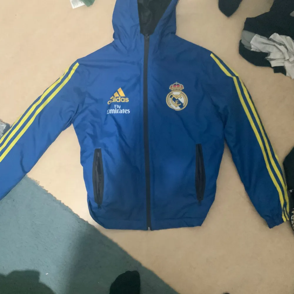 Säljer en blå träningsjacka från Adidas med Real Madrid-logga. Storlek S/M, pris diskuteras. Jackor.