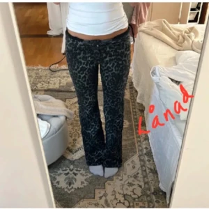 Leopardmönstrade byxor - Jättesnygga byxor med leopardmönster från Calzedonia. Köpt på Vinted men endast provade. I jättefint skick, inga defekter. Strl M💕 (Bilden är lånad)