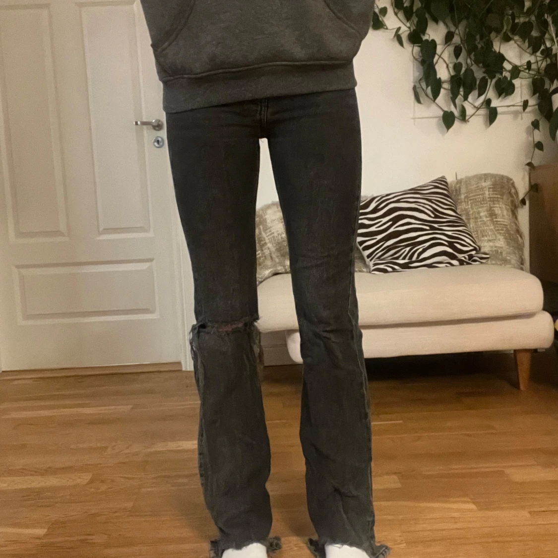 Svarta bootcut jeans med slitna detaljer