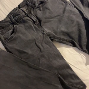 Svarta utsvängda och lågmidjade jeans  - Säljer ett par svarta lågmidjade och utsvängda jeans i bra skick. De är även slutsålda och har varit det väldigt länge. Säljer då de inte passar mig i storleken💕