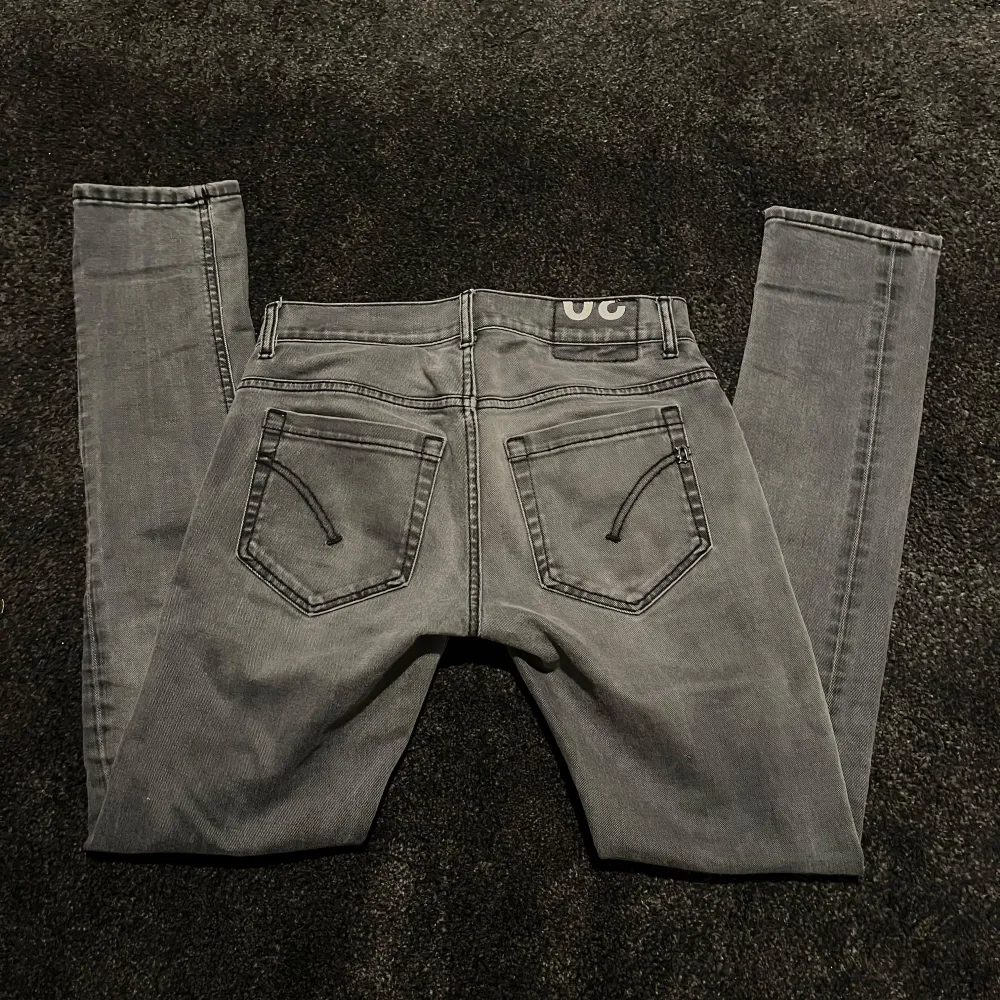 Säljer ett par snygga grå jeans ifrån märket Dondup. Jeansen är i den eftertraktade modellen George. Jeansen är i fint skick inga hål och inga defekter! Storlek 30! Hör av er vid intresse! //FR. Jeans & Byxor.