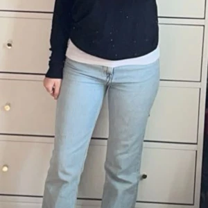 Ljusblå jeans med slits - Säljer ett par ljusblå jeans i bra skick. De har en straight passform. Storlek 34 passar mig som är 165 cm