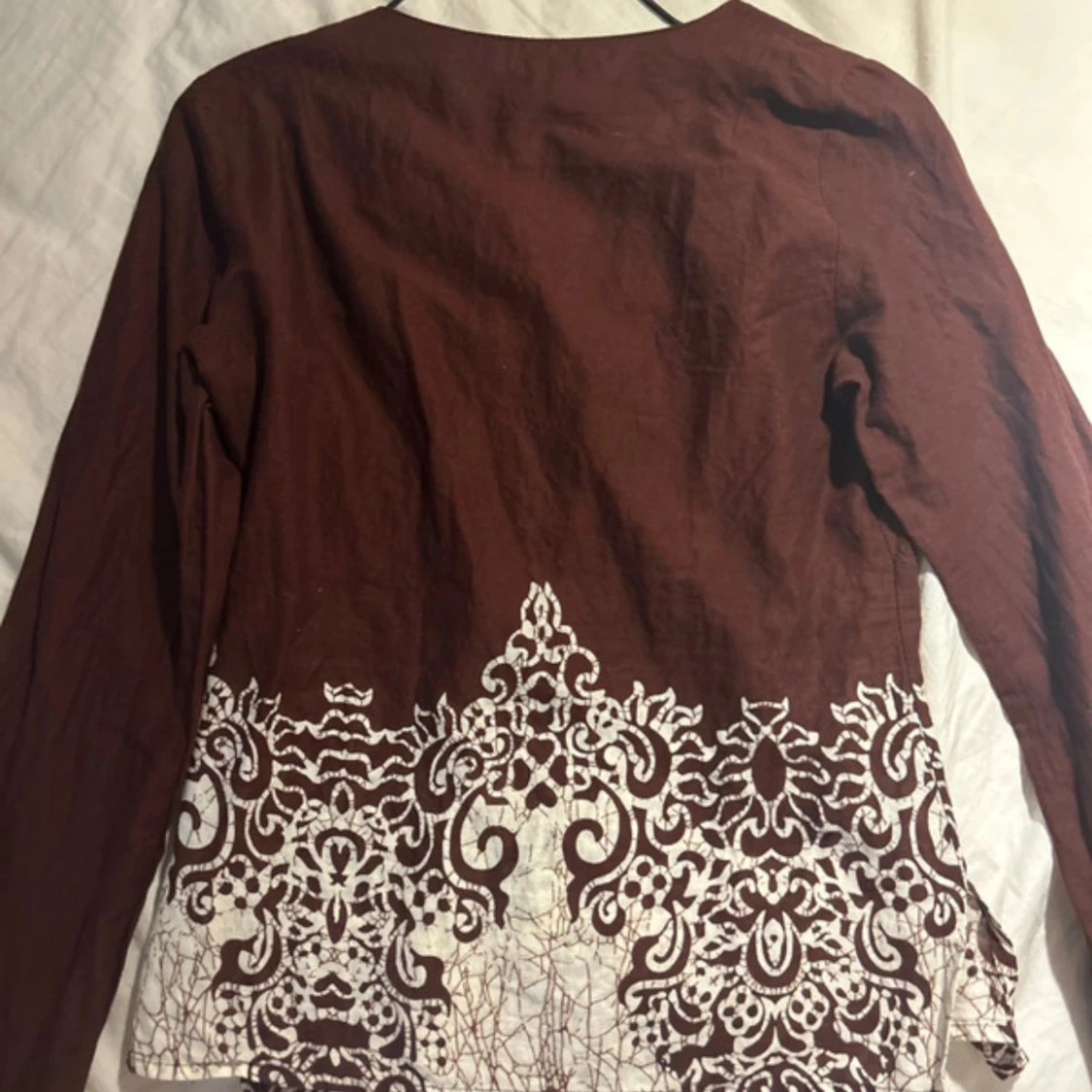 Brun långärmad topp med spetsdetaljer - 91