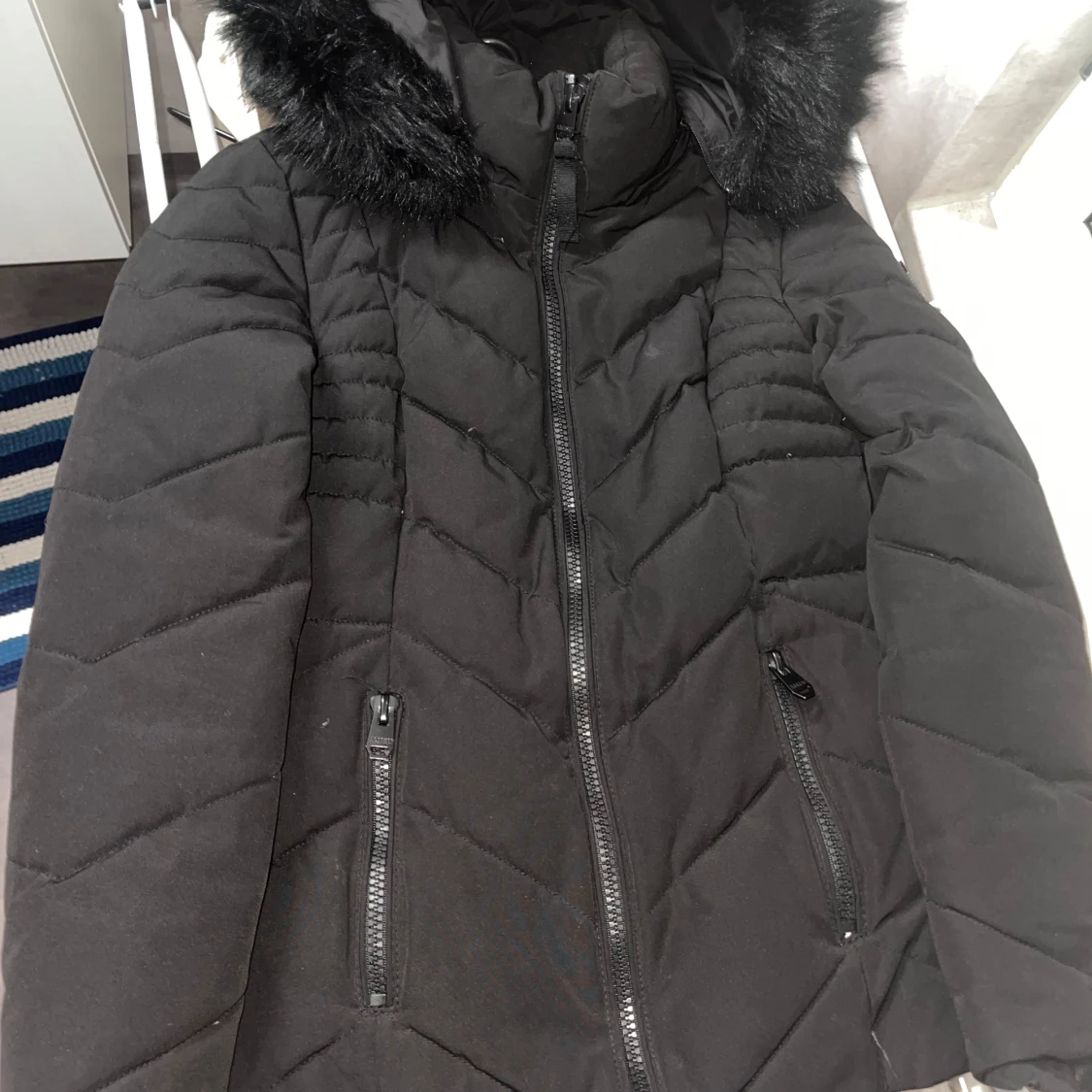 Svart dunjacka med fuskpäls - 90