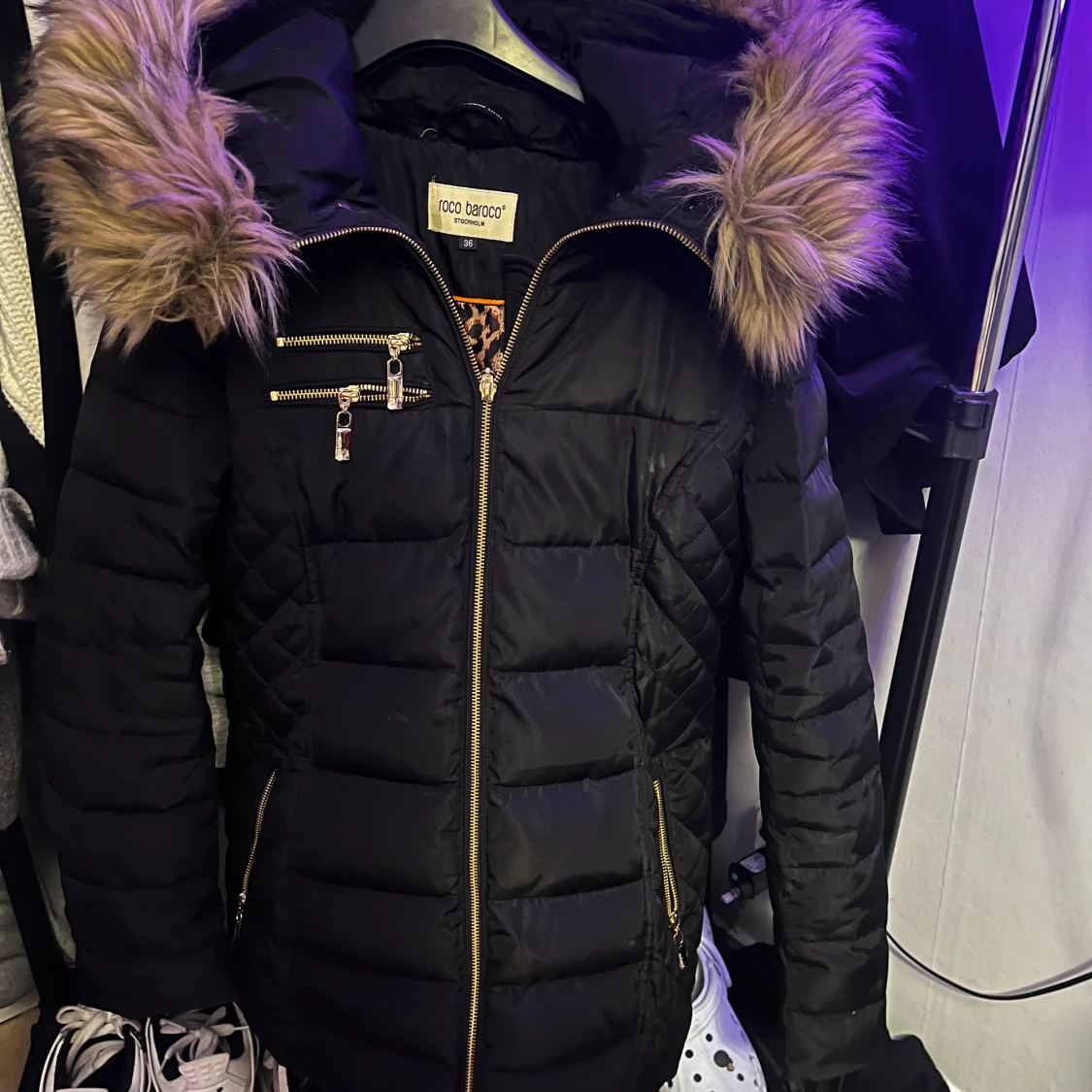 Svart pufferjacka med pälsdetaljer från Roco Baroco