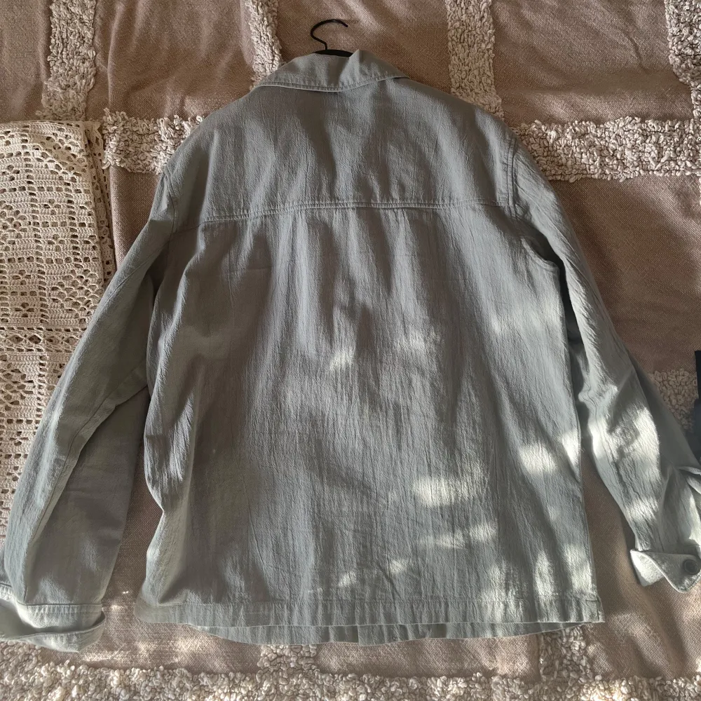 Grön overshirt/jacka från weekday. Storlek S men sitter lite oversized. Använd men inga defekter eller tecken på användning. . Jackor.