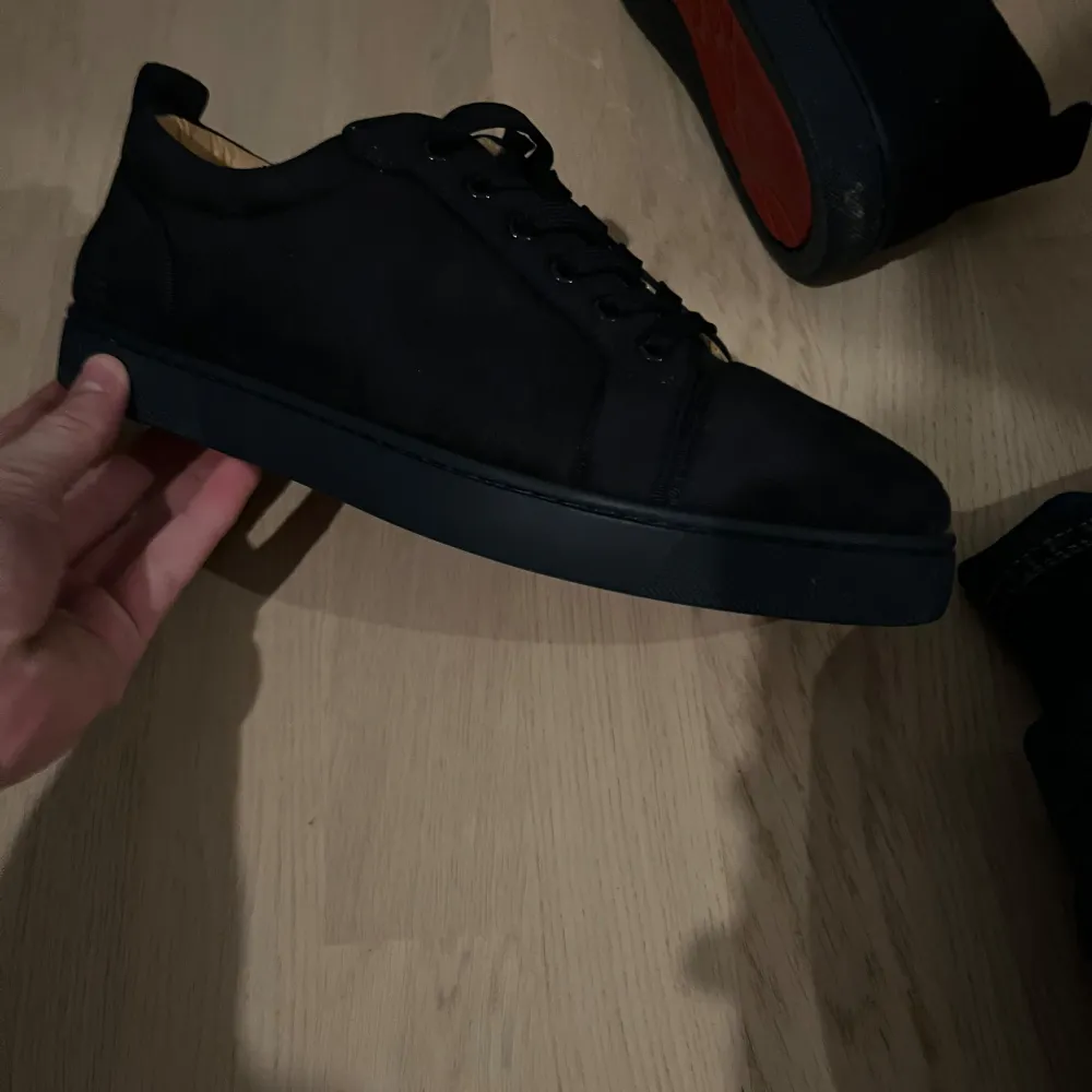 Säljer ett par marinblåa sneakers från Christian Louboutin i riktigt bra skick. Allt og medföljer, kvitto, kort, dustbag osv. Perfekta för både vardag och fest! Skorna kommer med originalförpackning och kvitto. Skriv privat för fler bilder så löser jag det! ⭐️BYTEN TAS EMOT!                         . Skor.