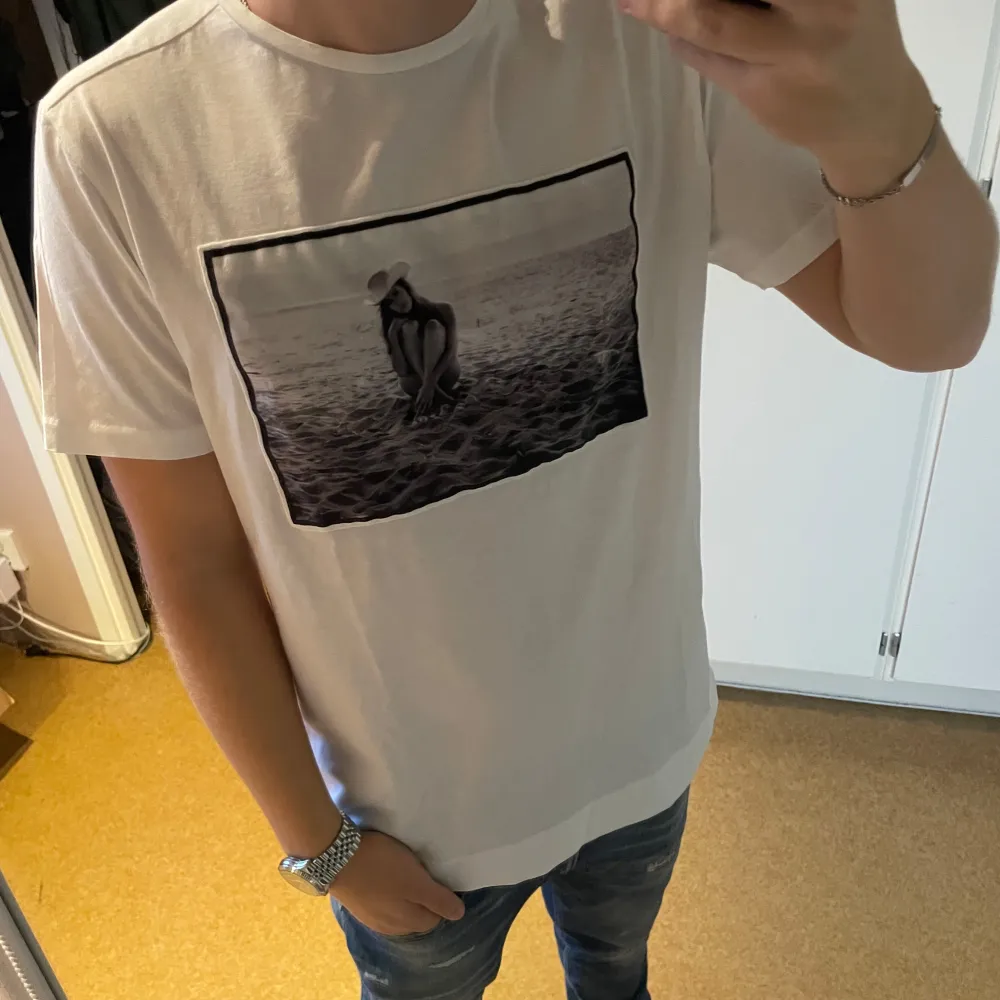 Skön och stilren T-shirt ifrån limitato! 🤩Storlek L men passar M . T-shirts.