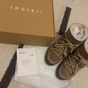Beige boots från Inuikii - Säljer de eftertraktade beige bootsen från Inuikii i nytt skick. Har låda, äktebevis mm. (Allt man får med) köpta på NK i januari för ca 3,100kr ❤️