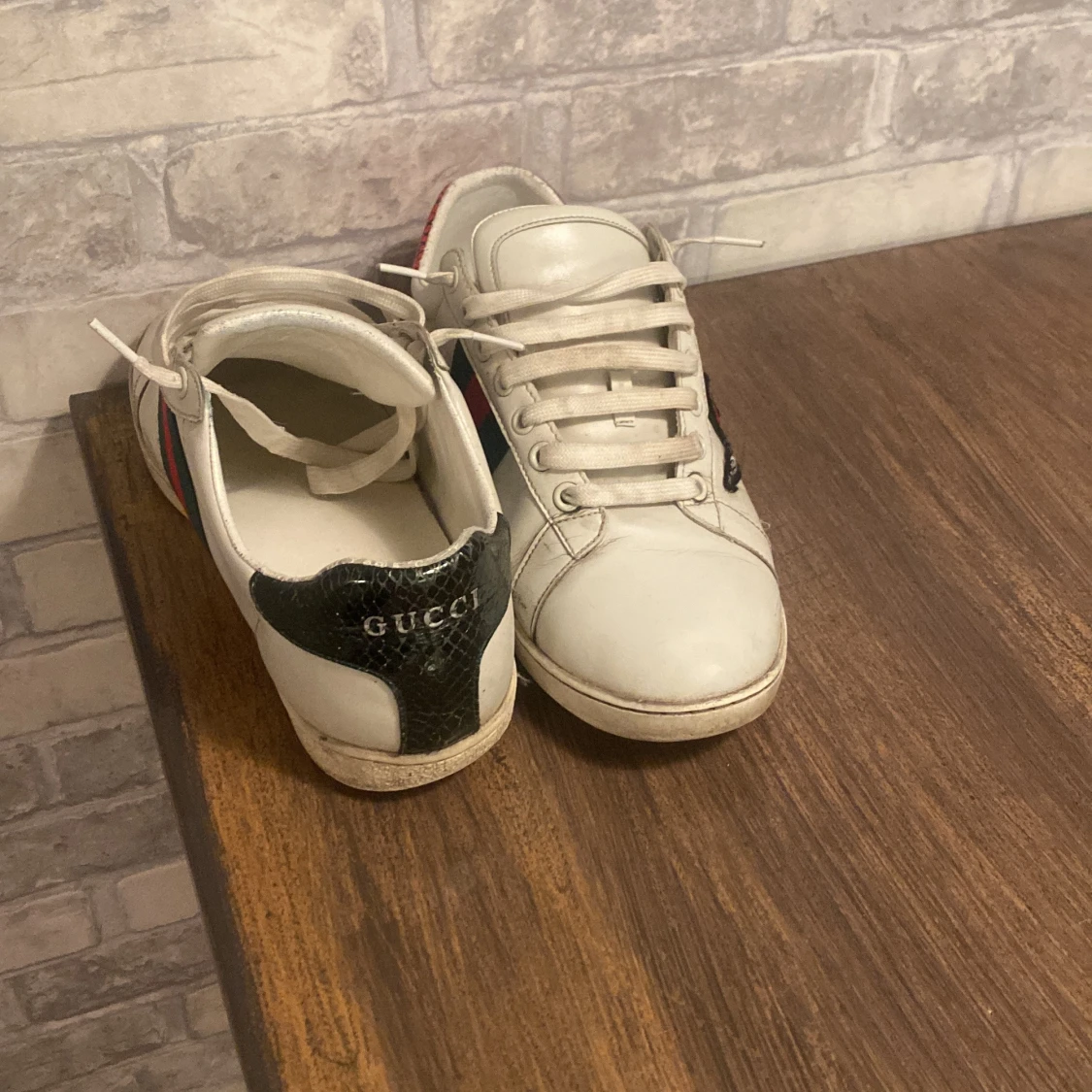 Vita sneakers med ormmönster från Gucci - 90