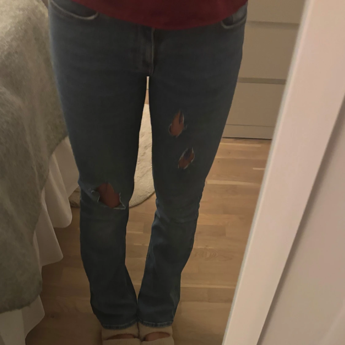 Blå jeans med slitningar - 90