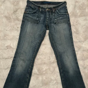 Lowwaist jeans  - Säljer nu dessa jätte coola jeans då dom e för små. Står ingen strl men skulle säga XS/34 
