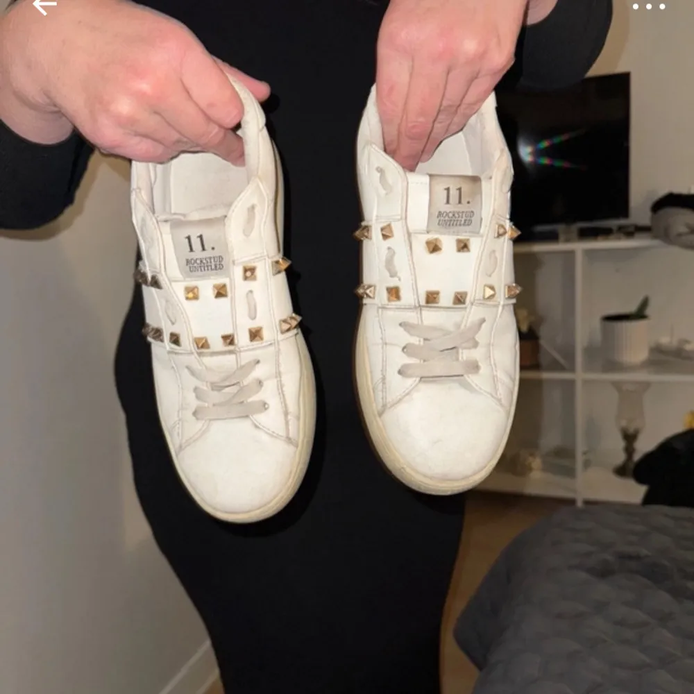 Valetino rockstud  använda men mycket kvar att ge och rätt fräscha med suget på nått annat !!pris kan diskuteras vid snabb affär 😙. Skor.